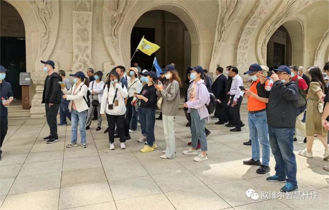 欧维尔员工认真聆听讲解